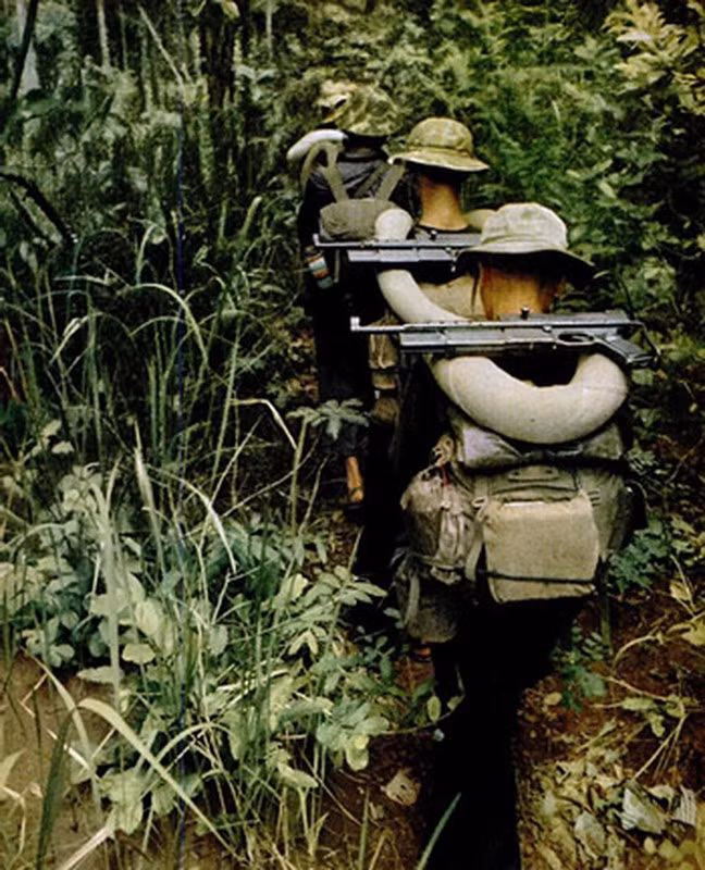 Thực tế đã chứng minh nghi vấn mà hai nhà báo Pháp đặt ra là đúng khi 10 năm sau đó lực lượng cách mạng đã giải phóng hoàn toàn miền Nam, thống nhất đất nước, đánh dấu thất bại quân sự ê chề nhất của người Mỹ trong thế kỷ 20. Ảnh: Nhiều chiến sĩ Giải phóng dùng súng do Pháp sản xuất, có từ thời kỳ trước năm 1954...