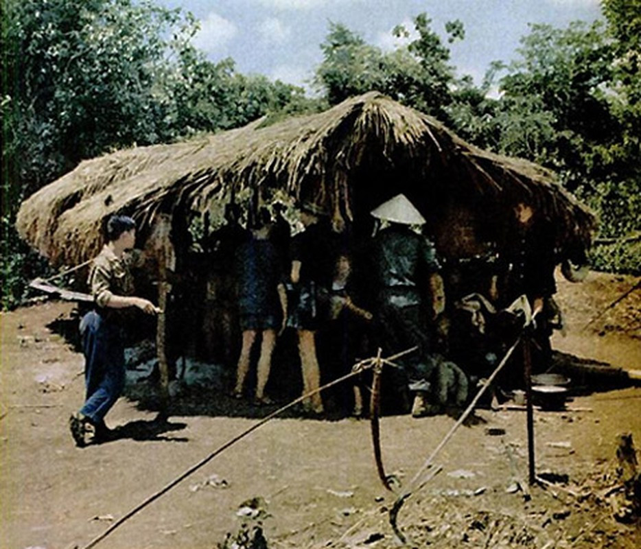 Đầu tháng 5/1965, hai nhà báo Pháp đã gặp các chiến sĩ Giải phóng ở một địa điểm thuộc Tây Nguyên. Sau khi có các tư liệu cần thiết từ rừng sâu, Jean-Piere Moscardo và Gerald Robion đã quay lại Sài Gòn. Từ đây, họ gửi hình ảnh cho tạp chí Time. Ảnh: Một trạm nghỉ chân nằm giữa rừng.