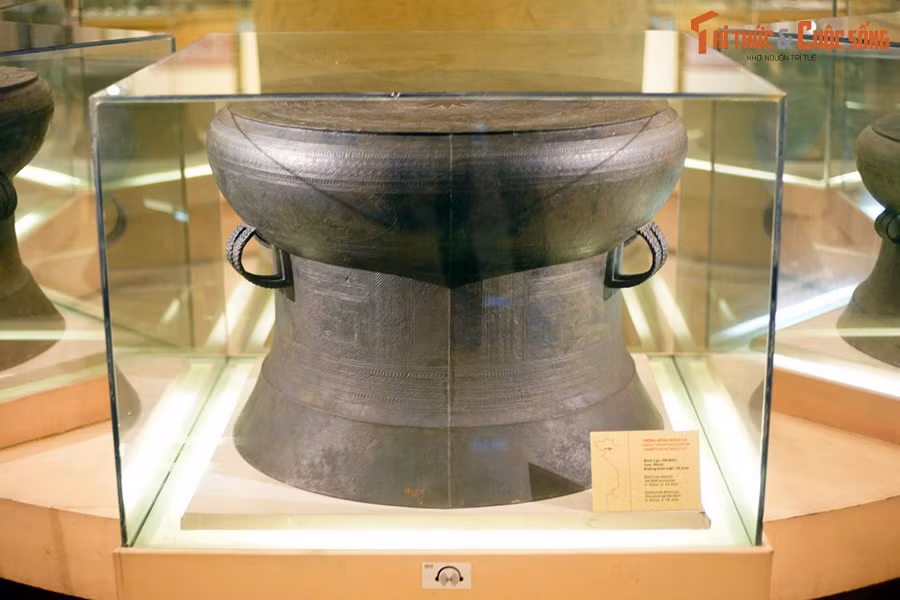  1. Thời đại của nhà nước đầu tiên trong sử Việt. Thời Hùng Vương được xem là thời kỳ hình thành nhà nước đầu tiên của người Việt cổ, với tên gọi Văn Lang, do các vua Hùng trị vì. Ảnh: Trống đồng Ngọc Lũ I, một biểu tượng của nền văn hóa thời kỳ Hùng Vương.