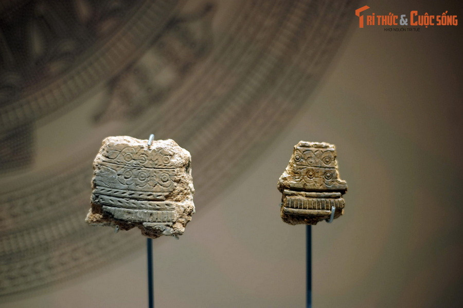  6. Nghề luyện kim phát triển. Thời đại Hùng Vương chứng kiến sự phát triển của nghề luyện kim, đặc biệt là việc đúc công cụ, vũ khí và trống đồng Đông Sơn nổi tiếng. Ảnh: Khuôn đúc trống đồng thời kỳ Đông Sơn.