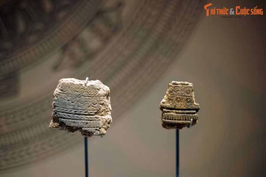  6. Nghề luyện kim phát triển. Thời đại Hùng Vương chứng kiến sự phát triển của nghề luyện kim, đặc biệt là việc đúc công cụ, vũ khí và trống đồng Đông Sơn nổi tiếng. Ảnh: Khuôn đúc trống đồng thời kỳ Đông Sơn.