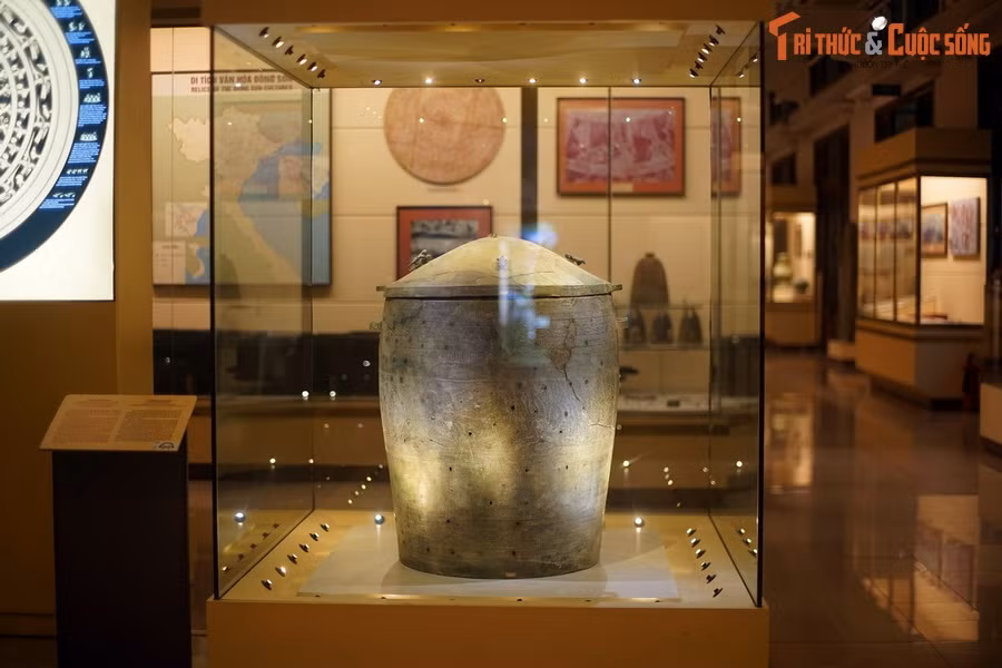  3. Xã hội chia thành nhiều tầng lớp. Thời Hùng Vương, xã hội được phân chia thành các tầng lớp gồm vua, lạc hầu, lạc tướng, bồ chính và dân thường, thể hiện tổ chức xã hội sơ khai. Ảnh: Thạp đồng Đào Thịnh, một trong những hiện vật độc đáo nhất của thời Hùng Vương từng được phát hiện.