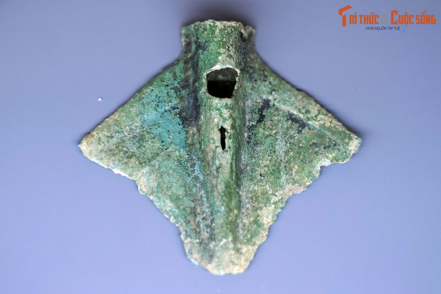  5. Kinh tế chủ yếu là nông nghiệp lúa nước. Người dân Văn Lang sống chủ yếu bằng nghề trồng lúa nước, kết hợp với săn bắt, hái lượm và chăn nuôi, hình thành nền văn minh sông nước. Ảnh: Lưỡi cày của cư dân nông nghiệp thời kỳ Hùng Vương.