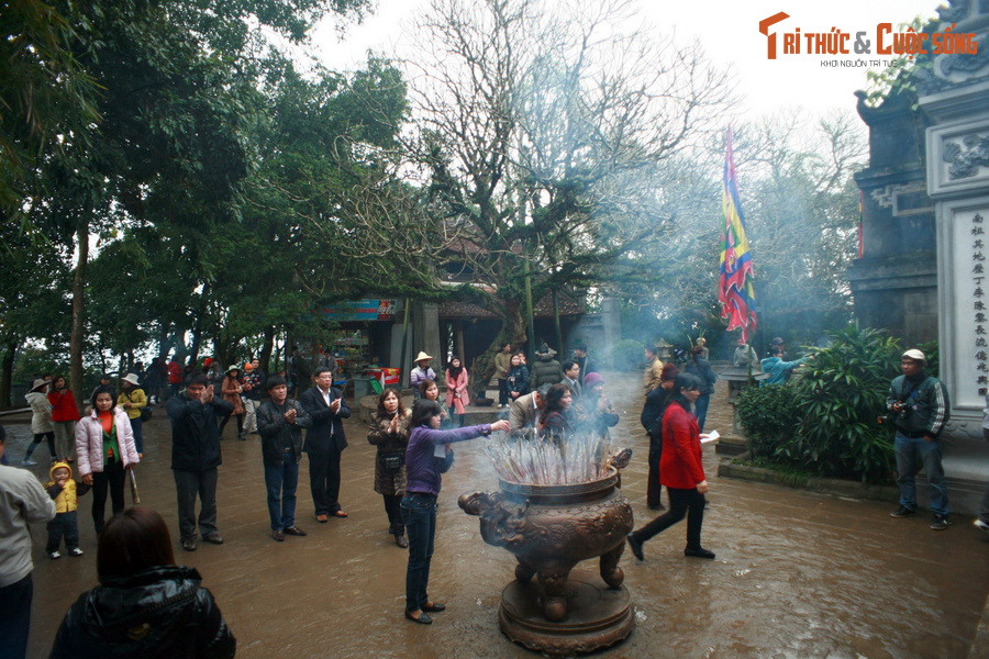  8. Văn hóa phong phú với nhiều truyền thuyết. Thời đại Hùng Vương gắn liền với nhiều truyền thuyết như Lạc Long Quân - Âu Cơ, Sơn Tinh - Thủy Tinh, thể hiện tư duy sáng tạo và đời sống tinh thần phong phú. Ảnh: Hình giao long - một sinh vật truyền thuyết - trang trí trên giáo đồng thời kỳ Hùng Vương.