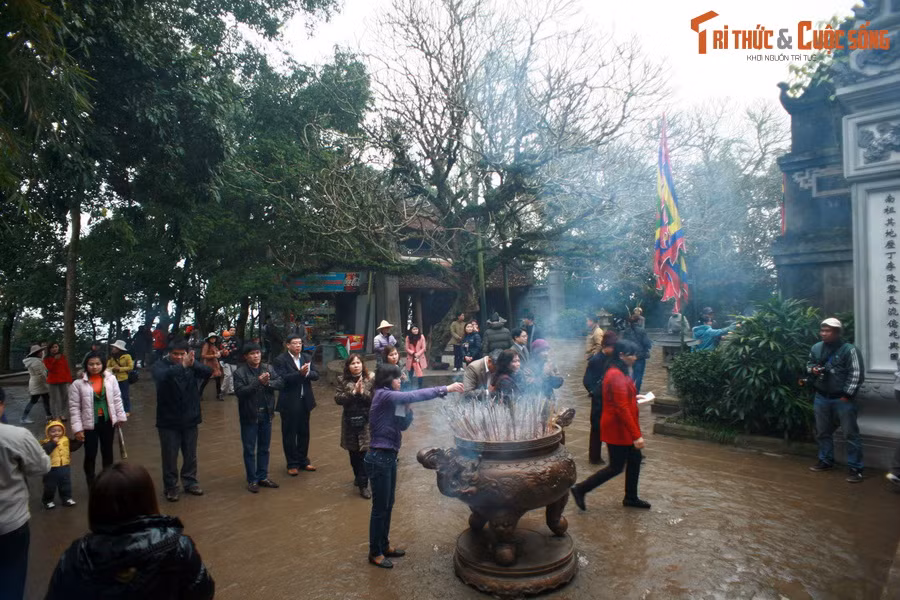  8. Văn hóa phong phú với nhiều truyền thuyết. Thời đại Hùng Vương gắn liền với nhiều truyền thuyết như Lạc Long Quân - Âu Cơ, Sơn Tinh - Thủy Tinh, thể hiện tư duy sáng tạo và đời sống tinh thần phong phú. Ảnh: Hình giao long - một sinh vật truyền thuyết - trang trí trên giáo đồng thời kỳ Hùng Vương.