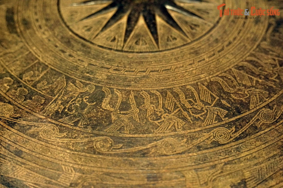  4. Làng xã có tổ chức chặt chẽ. Người Việt cổ sống thành từng làng, mỗi làng có bồ chính đứng đầu, tạo nên mô hình tổ chức xã hội mang tính tự trị cao. Ảnh: Hình người nhảy múa trên trống đồng Hoàng Hạ, hiện vật thời kỳ Hùng Vương.