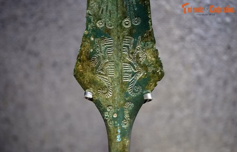  9. Truyền thuyết bánh chưng, bánh dày và thời kỳ Hùng Vương. Chuyện Lang Liêu dâng bánh chưng, bánh dày lên vua Hùng không chỉ là một huyền thoại, mà còn thể hiện tư tưởng trọng nông nghiệp của người Việt cổ. Ảnh: Lưỡi liềm của các cư dân nông nghiệp thời kỳ Hùng Vương.