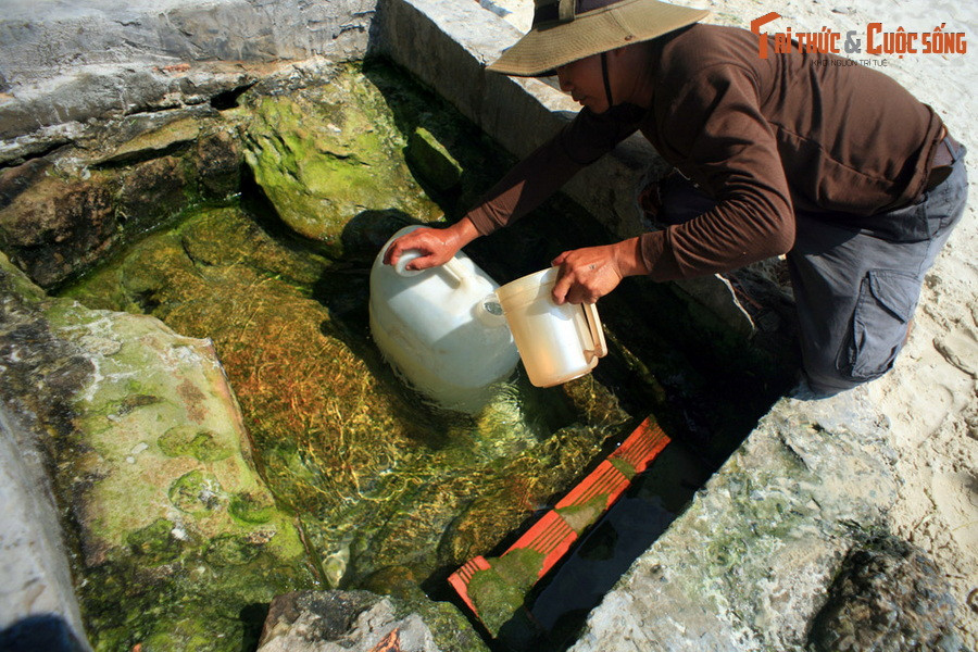 Tương truyền, trong một lần chạy ra Phú Quốc để trốn quân Tây Sơn, quẫn bách vì không có nước ngọt cho quân sĩ, Nguyễn Ánh than trời rồi đâm kiếm vào lòng đất. Từ vết đâm, một dòng nước ngọt đã tuôn trào... Ngày nay Giếng Tiên chỉ cách mép nước biển vài mét, luôn đầy nước ngọt.