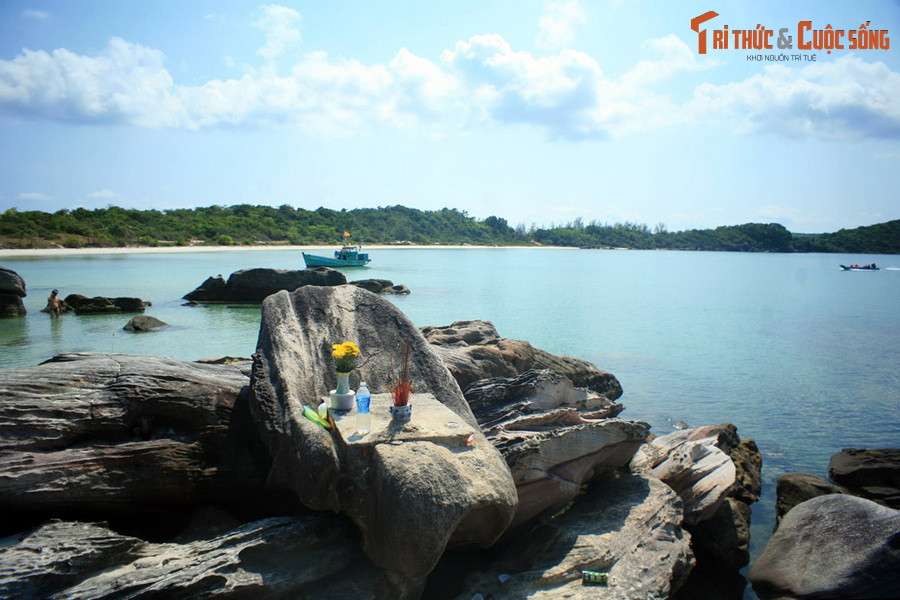 Bên cạnh giếng nước kỳ lạ, khu vực này còn lưu giữ nhiều dấu tích khác không kém phần huyền bí, như một vết lõm giống hình bàn chân trên đá, được cho là dấu chân chúa Nguyễn Ánh, hay một tảng đá có hình dáng như chiếc ghế quay lưng ra biển, được người dân gọi là ngai vua.