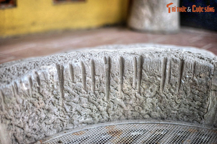 Tương truyền, những phụ nữ thiếu sữa nuôi con thì sắm lễ mang ra giếng làm lễ cầu xin. Sau đó, người mẹ hái cành hoa sữa cạnh giếng treo vào hai đầu đòn gánh rồi đem về treo tại buồng nhà mình. Nhà nào làm vậy thì các bà mẹ sẽ có nhiều sữa cho con bú.