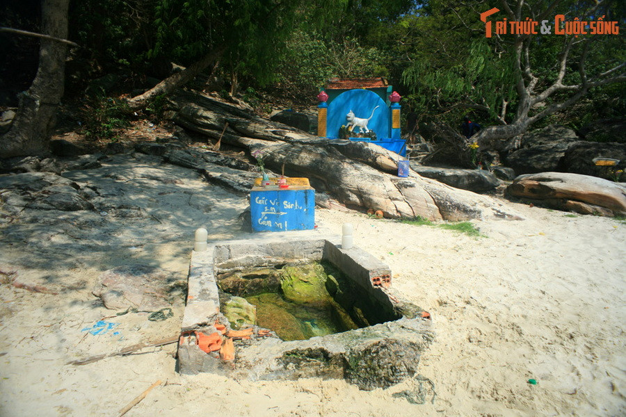 3. Nằm trên bãi Ngự thuộc thị trấn An Thới, huyện đảo Phú Quốc, tỉnh Kiên Giang, giếng Tiên còn gọi là giếng Ngự hoặc giếng Gia Long là một giếng cổ gắn với giai thoại lịch sử đầy huyền bí của vua Gia Long - Nguyễn Ánh.