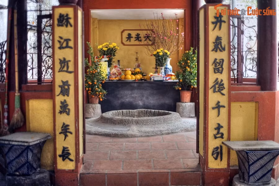 1. Nằm trong ngõ 189 Nguyễn Ngọc Vũ, quận Cầu Giấy, Hà Nội, giếng làng Trung Kính Thượng là một giếng nước có tuổi đời nhiều thế kỷ. Thành giếng được ghép từ các phiến đá lớn. Lòng giếng sâu khoảng 2 mét, gồm những chiếc cối đá xếp chồng lên nhau thành nhiều lớp.