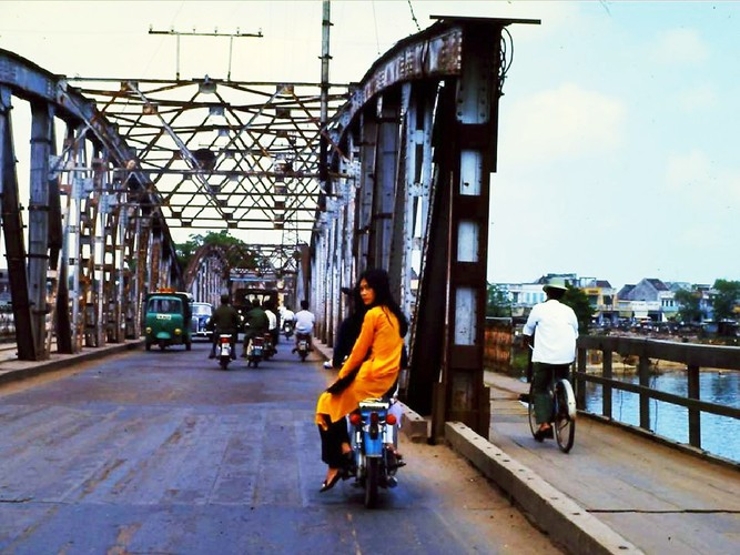 Trên cầu Trường Tiền, Cố đô Huế tháng 9/1970. Ảnh: Joe Robertson.