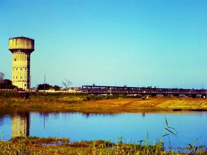 Cầu Bạch Hổ và tháp nước trên cồn Dã Viên. Ảnh: Joe Robertson.