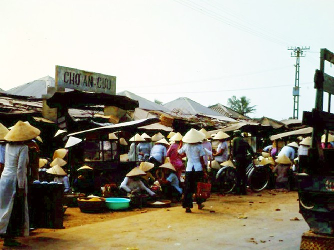 Chợ An Cựu. Ảnh: Joe Robertson.