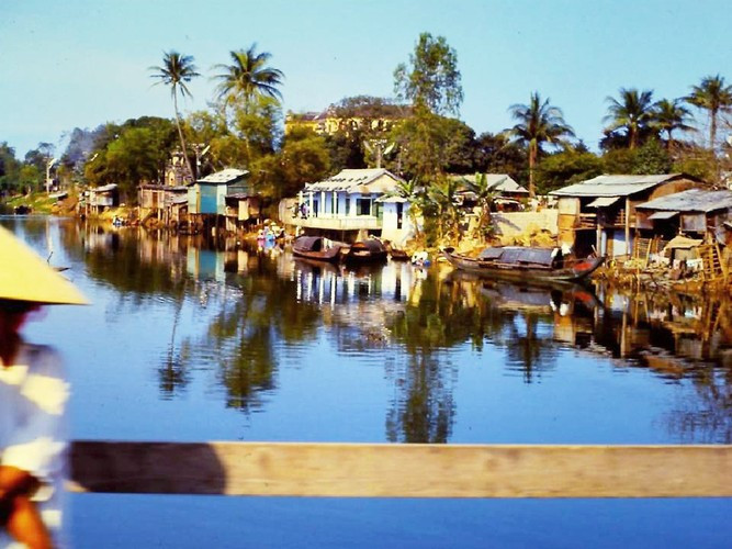 Từ cầu An Cựu nhìn về cung An Định. Ảnh: Joe Robertson.