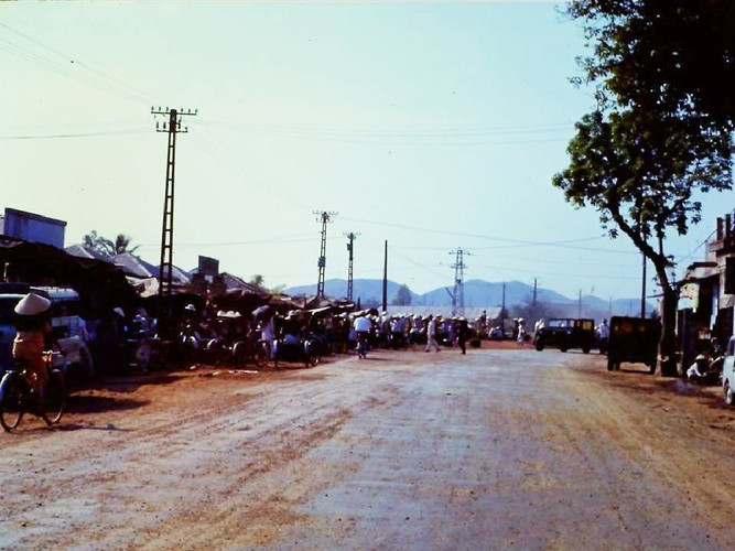 Đường Hùng Vương, khu vực chợ An Cựu. Ảnh: Joe Robertson.