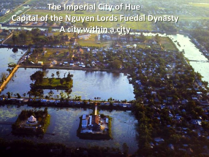 Khu vực bên trong Kinh thành Huế nhìn từ máy bay. Bên dưới là hồ Tàng Thư với Tàng Thư Lâu (phải) và tịnh xá Ngọc Hương (trái) ở giữa hồ. Ảnh: Joe Robertson.