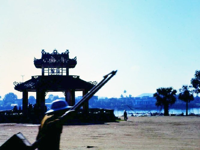 Tòa Thương Bạc bên bờ sông Hương. Ảnh: Joe Robertson.