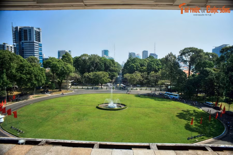  8. Nơi chứng kiến thời khắc cuối cùng của cuộc kháng chiến chống Mỹ. Chiếc xe tăng T59 số hiệu 390 húc đổ cổng chính Dinh Độc Lập vào ngày 30/4/1975, đánh dấu sự sụp đổ của chính quyền Sài Gòn và chấm dứt cuộc chiến trường kỳ, thống nhất đất nước