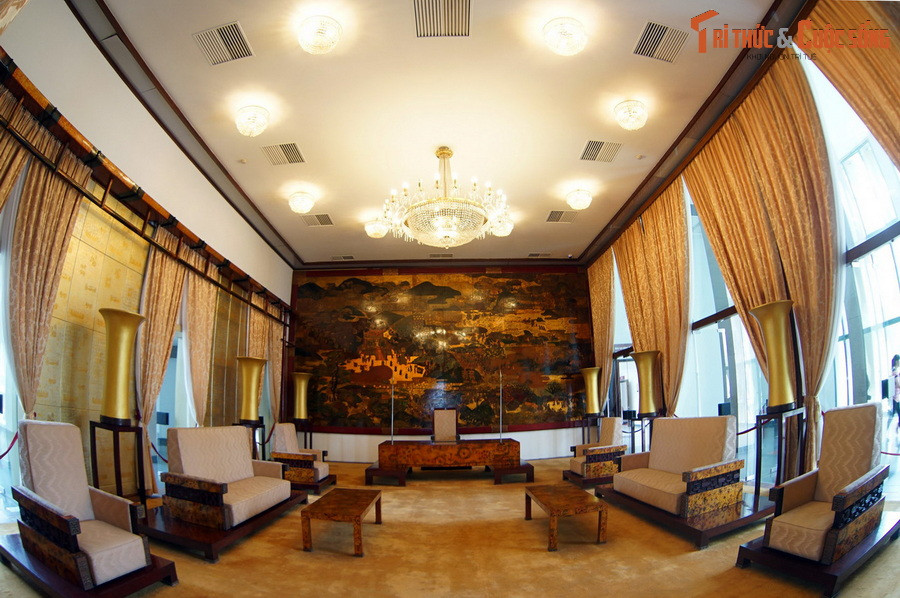  9. Nhiều căn phòng vẫn dược giữ nguyên từ năm 1975. Nhiều khu vực của Dinh Độc Lập như Phòng Nội các, Phòng Khánh tiết, Phòng Trình quốc thư… vẫn giữ nguyên bố trí nội thất từ thời Tổng thống Nguyễn Văn Thiệu.