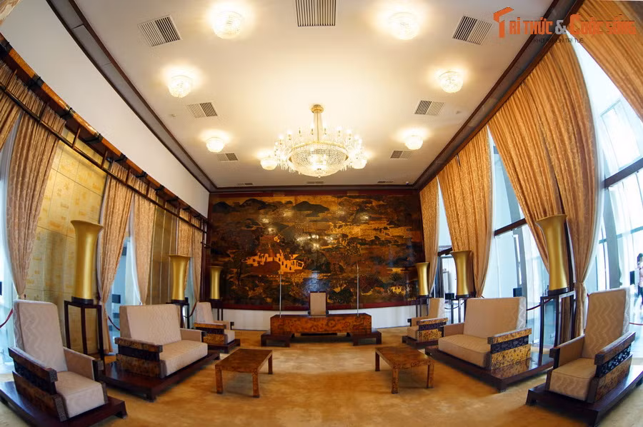  9. Nhiều căn phòng vẫn dược giữ nguyên từ năm 1975. Nhiều khu vực của Dinh Độc Lập như Phòng Nội các, Phòng Khánh tiết, Phòng Trình quốc thư… vẫn giữ nguyên bố trí nội thất từ thời Tổng thống Nguyễn Văn Thiệu.