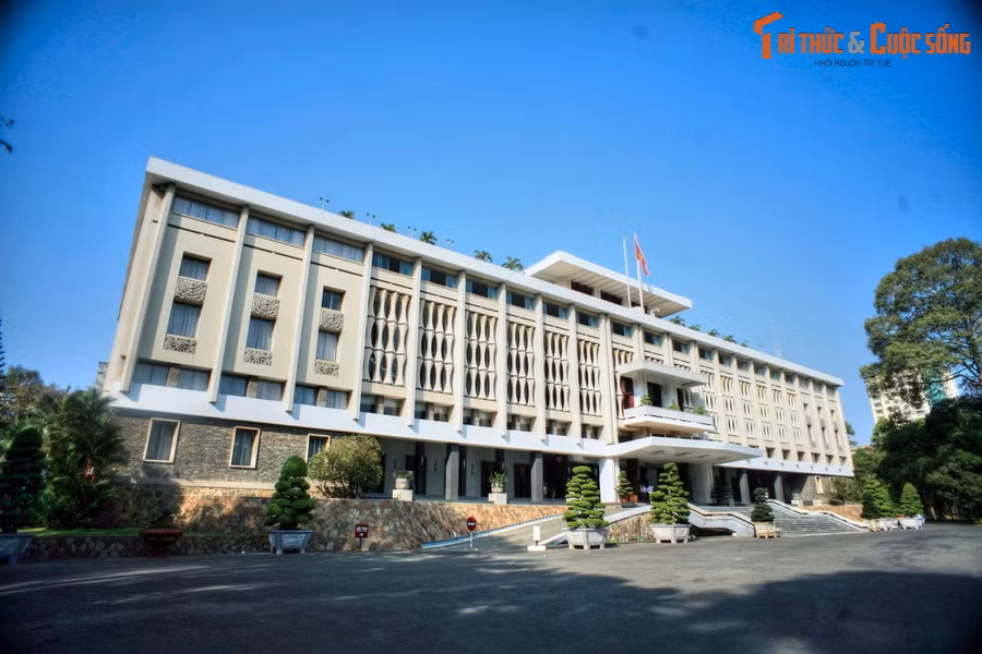  2. Kiến trúc Dinh Độc Lập mang đậm triết lý phong thủy. Thiết kế của công trình tuân theo các quy tắc phong thủy nghiêm ngặt, từng vị trí đều được cân nhắc theo hướng gió, ánh sáng, dòng khí – tạo nên sự hài hòa giữa con người và thiên nhiên.