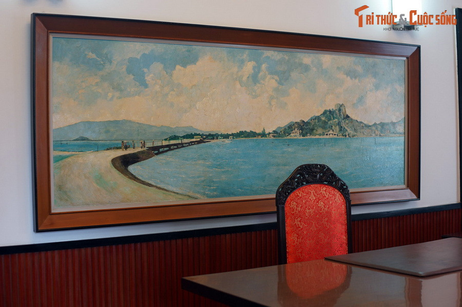  7. Bên trong Dinh Độc Lập có nhiều tác phẩm nghệ thuật quý giá. Các căn phòng của Dinh Độc Lập được bài trí nhiều tranh sơn mài lớn, đồ nội thất cổ… mà nhiều trong đó còn được lưu giữ đến nay.