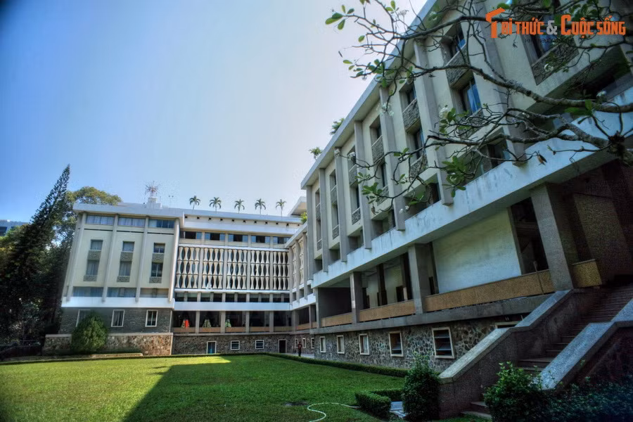  3. Cấu trúc chống động đất và bom đạn. Dinh Độc Lập được xây dựng hết sức kiên cố với nền móng được gia cố bằng hàng chục cọc nhồi sâu, có thể chịu được chấn động mạnh, tường dày chịu được sức công phá của bom và đạn pháo.