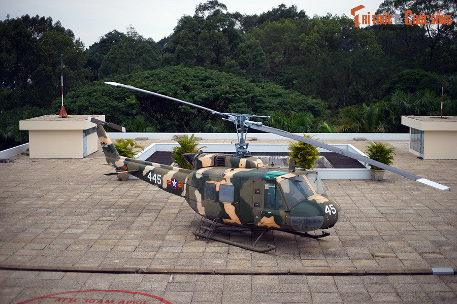  5. Là nơi duy nhất tại Sài Gòn có sân đáp trực thăng trên nóc vào thập niên 1960. Sân bay trực thăng trên nóc Dinh Độc Lập được xây dựng để phục vụ hoạt động di chuyển khẩn cấp của Tổng thống, luôn có sẵn máy bay trực thăng túc trực.