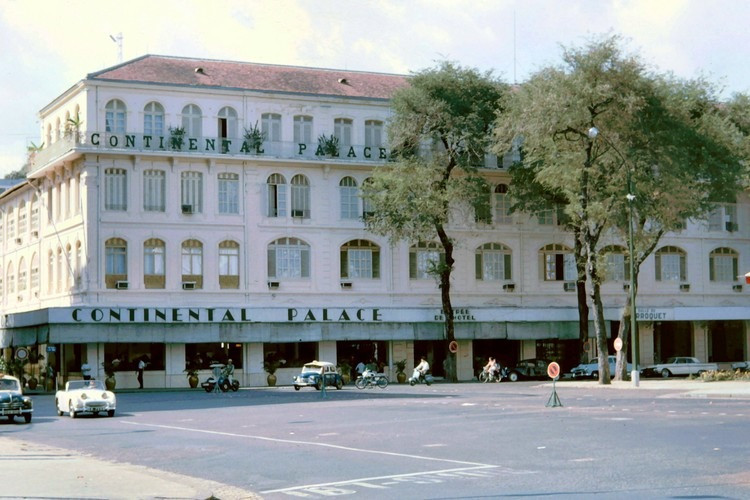 Khách sạn Continental Palace, mộ trong những khách sạn nổi tiếng nhất Sài Gòn trước 1975. Ảnh: John A. Hansen.