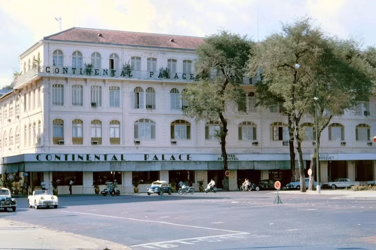 Khách sạn Continental Palace, mộ trong những khách sạn nổi tiếng nhất Sài Gòn trước 1975. Ảnh: John A. Hansen.