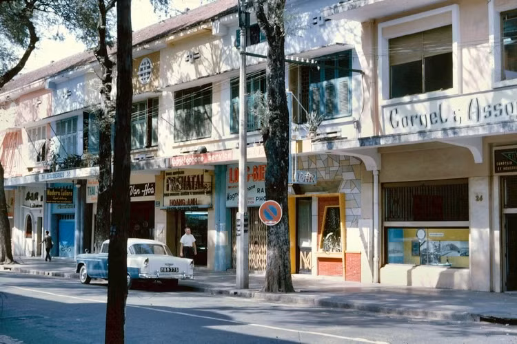 Các cửa hàng trên đường Tự Do (nay là đường Đồng Khởi). Ảnh: John A. Hansen.