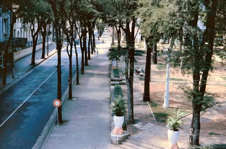 Đường Tự Do nhìn từ khách sạn Alfana. Ảnh: John A. Hansen.