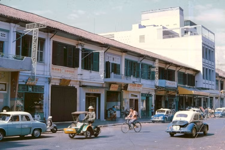 Đường Nguyễn Văn Thinh (nay là Mạc Thị Bưởi) khúc Tự Do tới Hai Bà Trưng. Ảnh: John A. Hansen.