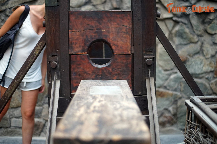  3. Cách sắp xếp hiện vật mang nhiều ẩn ý. Hệ thống trưng bày của bảo tàng được sắp xếp theo hướng dẫn dắt cảm xúc: Từ sự tò mò ban đầu, đến sự chấn động, rồi dẫn tới suy ngẫm về hòa bình và lòng nhân ái.