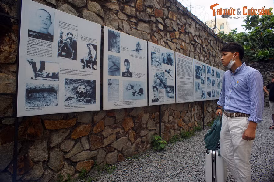  7. Ghi nhận nỗi đau chiến tranh qua ảnh của các phóng viên quốc tế. Bảo tàng trưng bày nhiều bức ảnh chiến trường của những phóng viên nổi tiếng như Larry Burrows, Robert Capa, Kyoichi Sawada... – cung cấp góc nhìn đa chiều về chiến tranh ở Việt Nam.