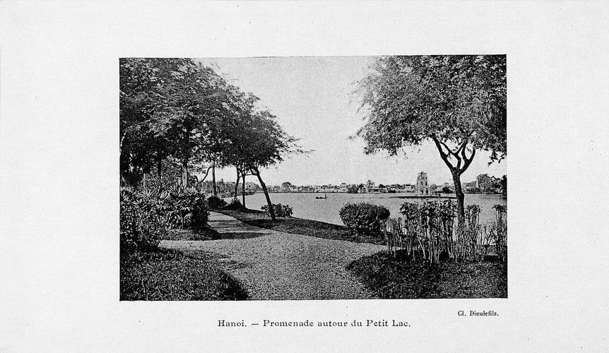 Công viên bên bờ hồ Hoàn Kiếm. Ảnh: Gallica.bnf.fr.