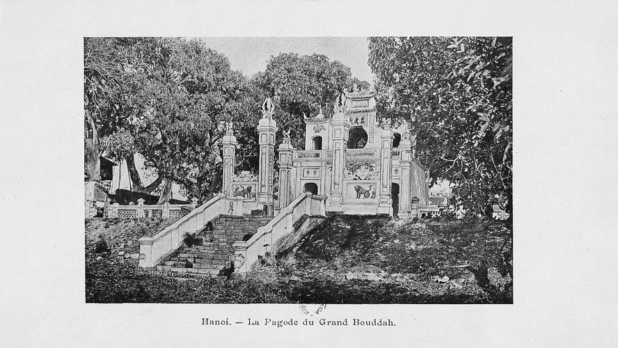 Cổng đền Quán Thánh và bến thuyền phía trước. Ảnh: Gallica.bnf.fr.