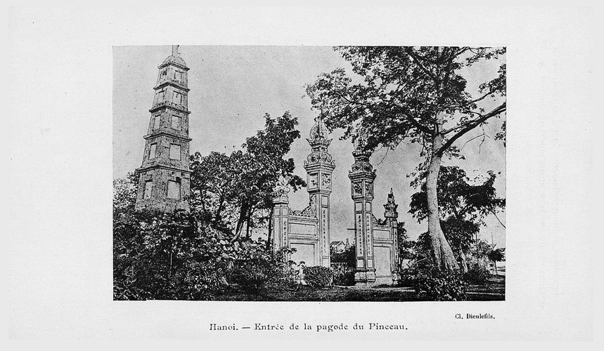 Cổng đền Ngọc Sơn và tháp Bút. Ảnh: Gallica.bnf.fr.