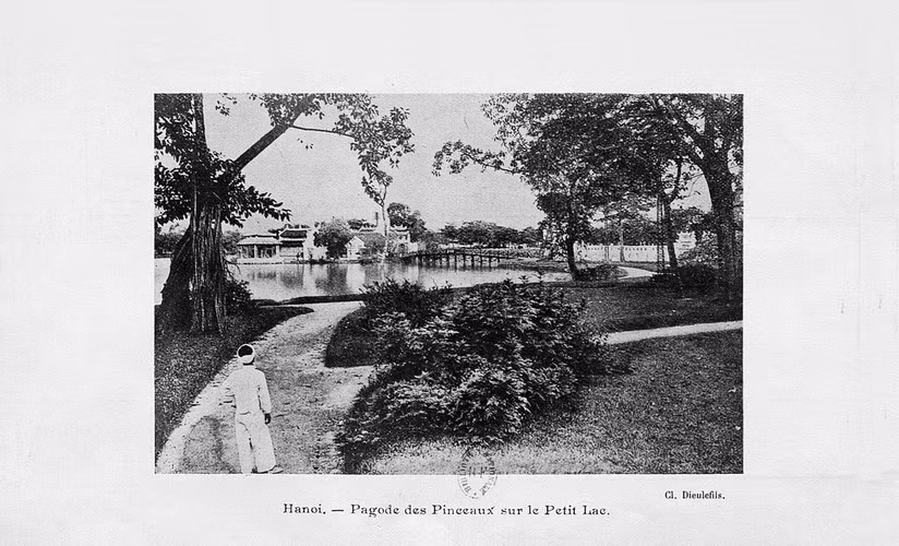 Cầu Thê Húc và đền Ngọc Sơn nhìn từ bờ hồ Hoàn Kiếm. Ảnh: Gallica.bnf.fr.