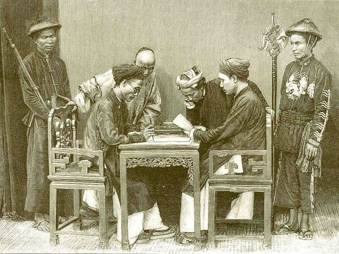 Các quan văn bàn thảo về công việc. Ảnh: Belle Indochine.