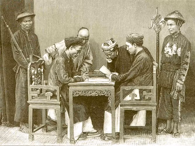 Các quan văn bàn thảo về công việc. Ảnh: Belle Indochine.