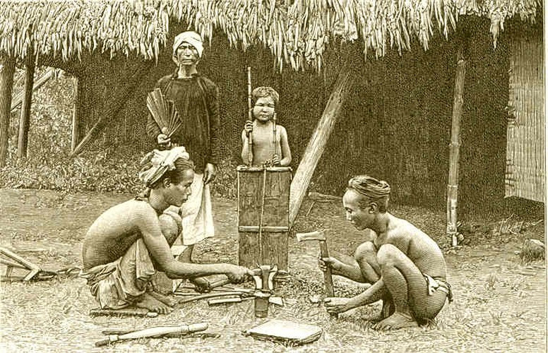 Các thợ rèn hành nghề. Ảnh: Belle Indochine.