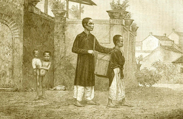 Thầy bói mù được cậu bé dắt đi tìm khách. Ảnh: Belle Indochine.