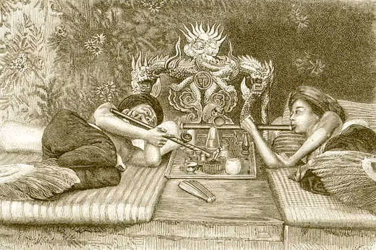 Hai người đàn ông hút thuốc phiện. Ảnh: Belle Indochine.