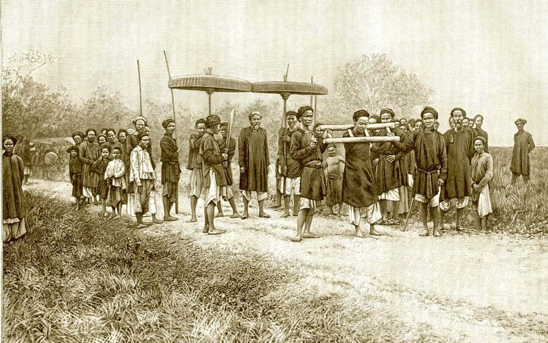 Phạm nhân bị gông cổ áp giải ra pháp trường. Ảnh: Belle Indochine.