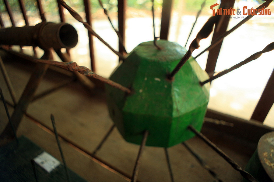  4. Hệ thống bẫy thông minh bảo vệ địa đạo. Hàng loạt bẫy như hố chông, bẫy kẹp tre, bẫy chông thả... được ngụy trang và bố trí quanh địa đạo, dù thô sơ nhưng có sức sát thương rất lớn, khiến kẻ địch nhiều phen khốn đốn.