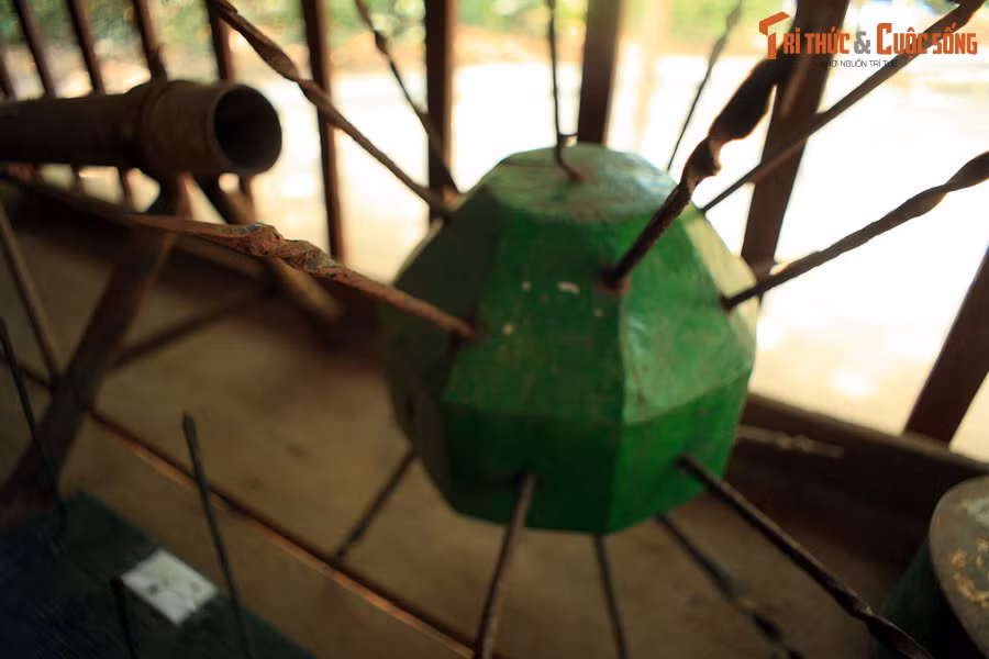  4. Hệ thống bẫy thông minh bảo vệ địa đạo. Hàng loạt bẫy như hố chông, bẫy kẹp tre, bẫy chông thả... được ngụy trang và bố trí quanh địa đạo, dù thô sơ nhưng có sức sát thương rất lớn, khiến kẻ địch nhiều phen khốn đốn.