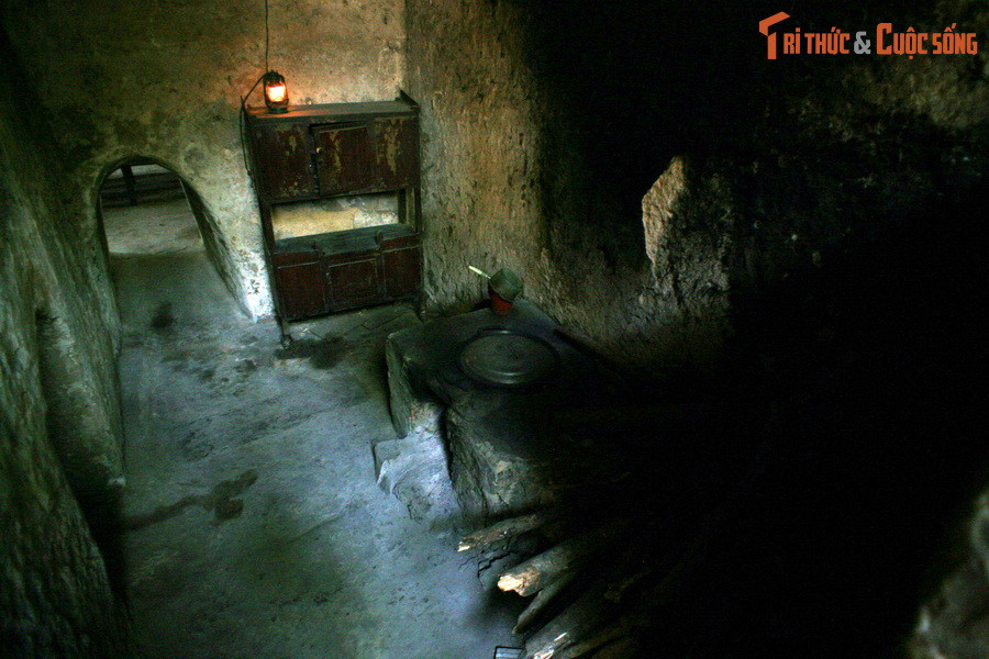  5. Khói bếp được che giấu tài tình. Các bếp Hoàng Cầm được thiết kế đặc biệt để phân tán khói, giúp khói bốc lên mờ nhạt, hòa lẫn vào môi trường tự nhiên, kẻ địch không thể phát hiện.